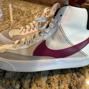 Nike Blzaer Mid Yputh Girls Hoghtop size 5Y